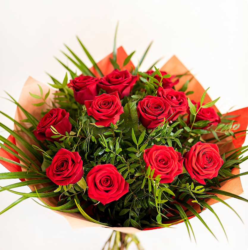 12 Gorgeous Red Roses