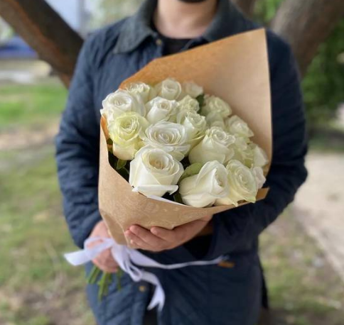 18 White Roses